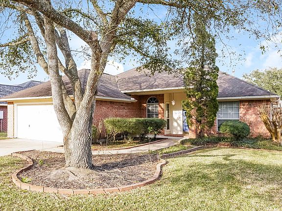 3rd image of 814 Courtside Dr W