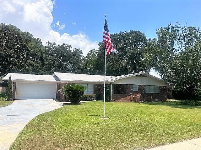 1st image of 104 Woodbine Cir