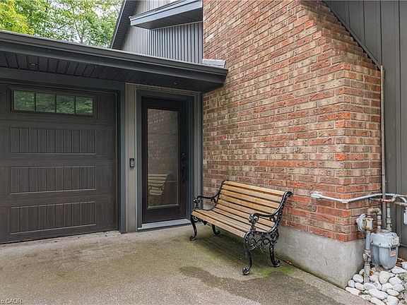 3rd image of 4905 Mapleview Cres