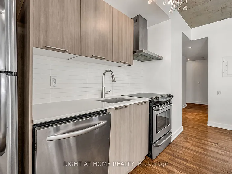 650 King St W #605 — Photo 23
