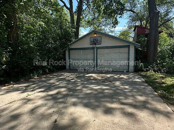5th image of 835 Elm St