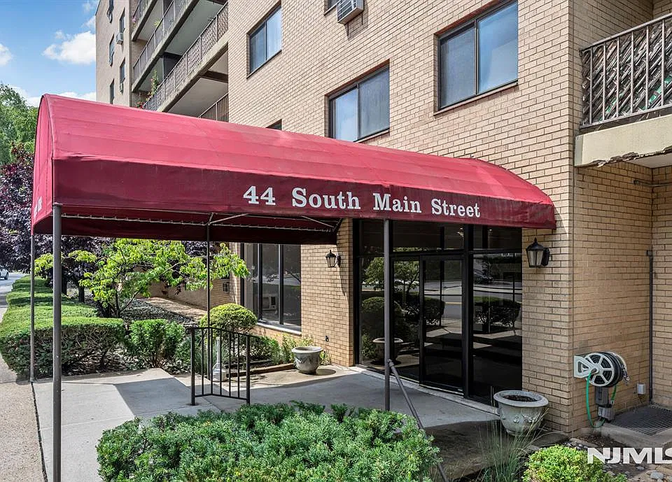 44 S Main St
