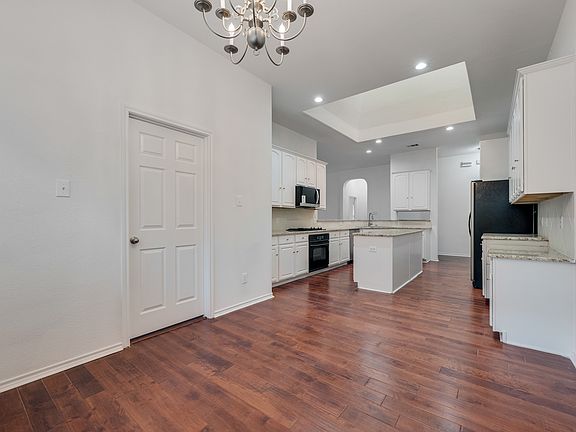 4th image of 608 Regency Trl