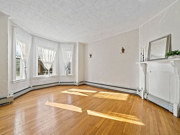 3rd image of 500 E 6th St