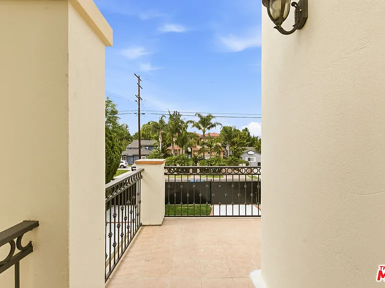 23114 Mariano St — Photo 31