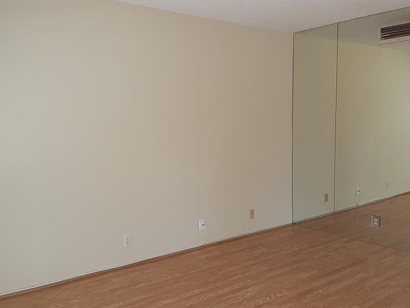 4th image of 587 Evergreen St