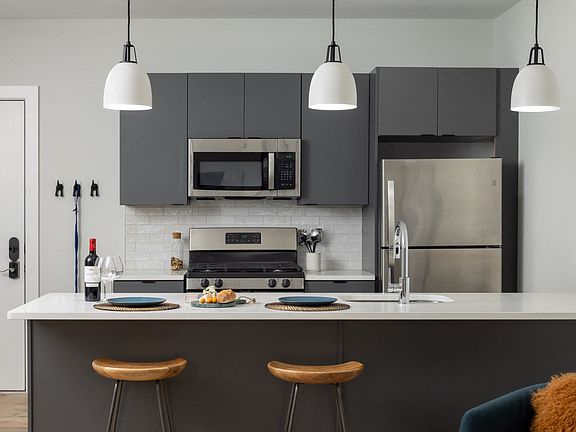 5th image of 2601 Poplar St #211