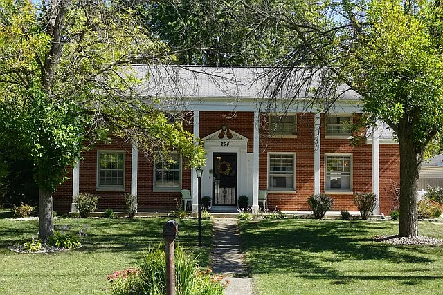 204 N Smith Rd photo 1