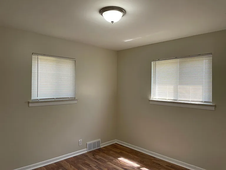 26325 Notre Dame St — Photo 9