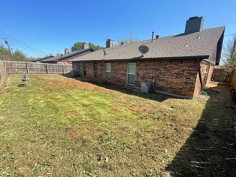 2531 W Hefner Rd — Photo 12