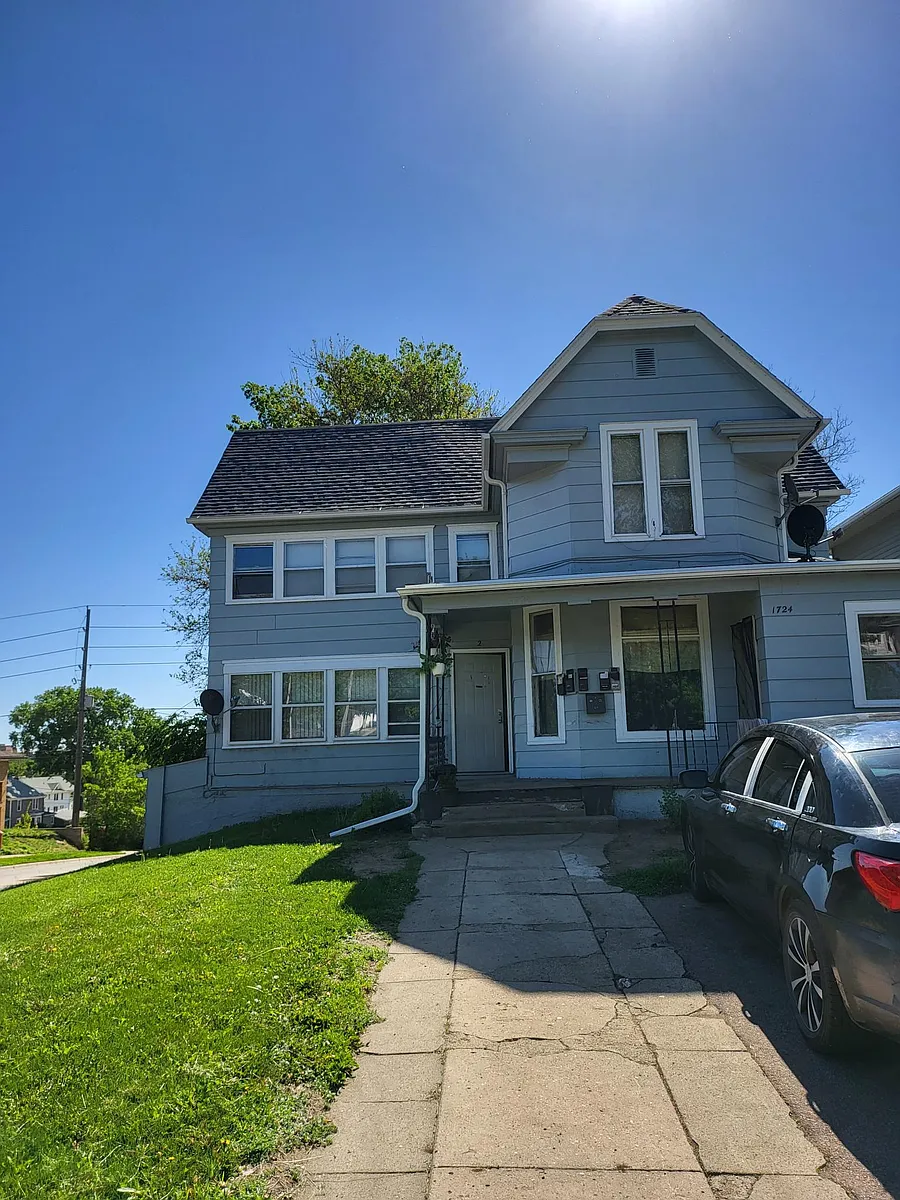 Photo 1 of 9 - 1724 Douglas St #2 - Sioux City, IA Primary Photo - 1724 Douglas St #2