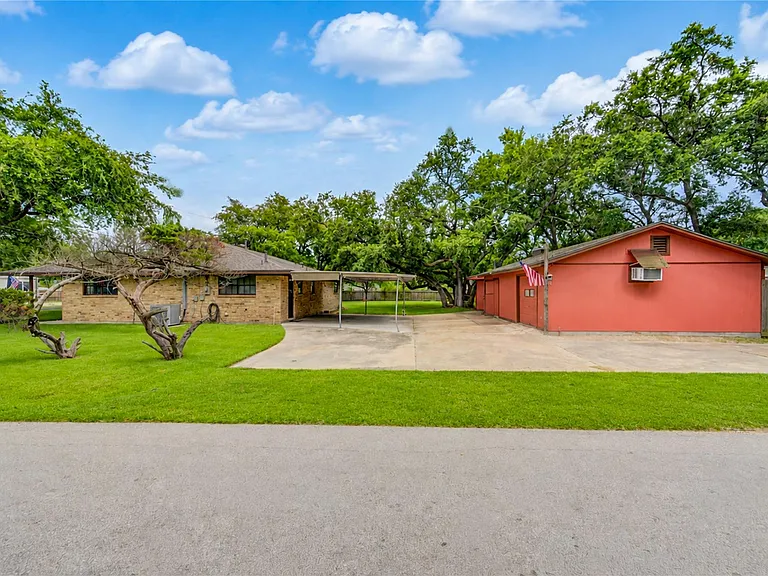 4704 1st St — Photo 6