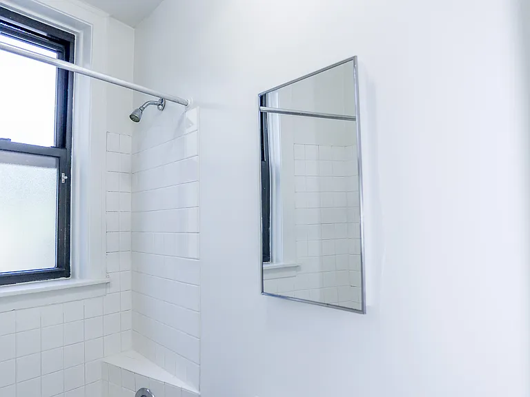 4260 N Clark St #1E — Photo 2