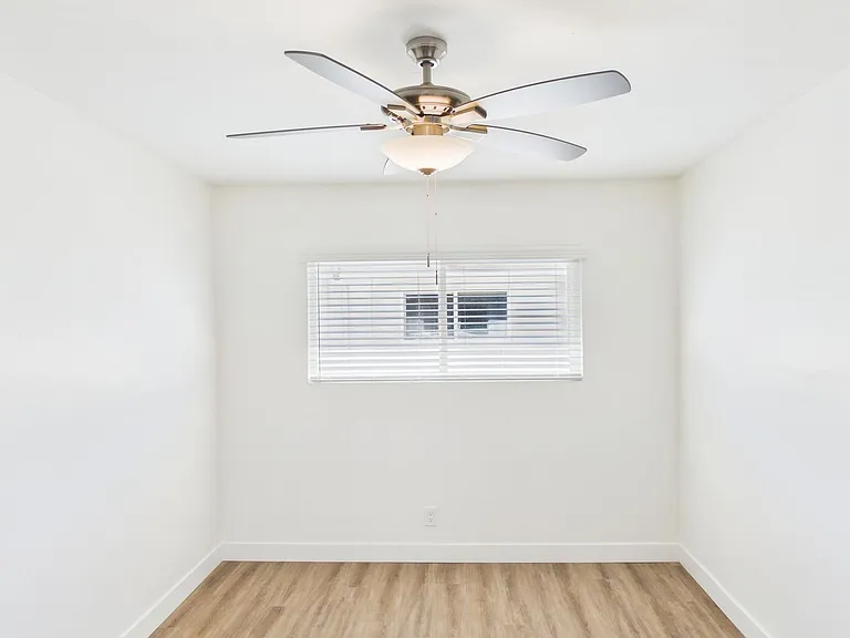 330 W I St — Photo 173