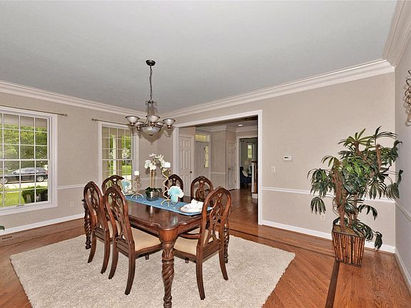 5th image of 542 Claymont Place Dr
