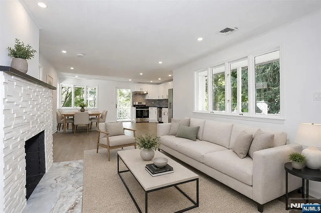 3 bed, 2.0 bath, $4,700 — Photo 3