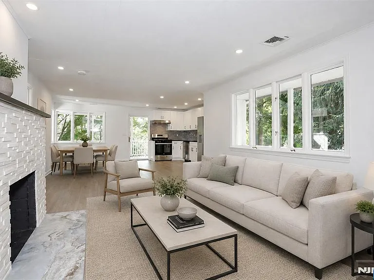 105 Hollywood Ave — Photo 3