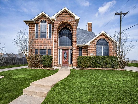2nd image of 3333 Briar Ln