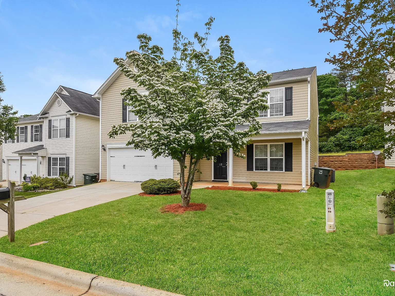 3 bed, 2.5 bath, 2760 sqft, $2,360 — Photo 2