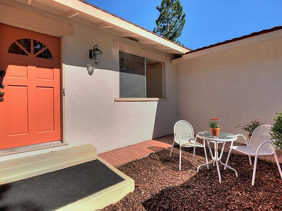 4th image of 825 Iris Ave