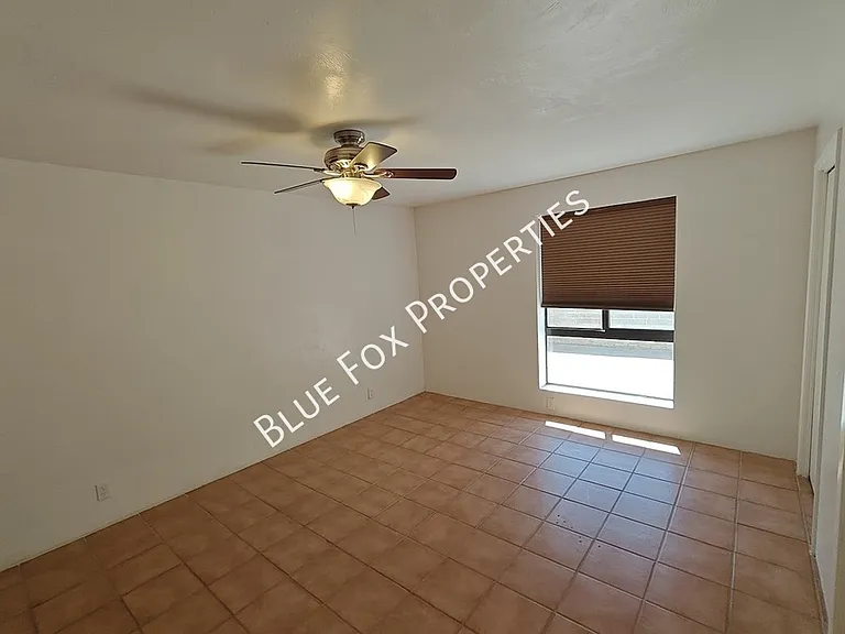 2781 W Calle Carapan — Photo 19