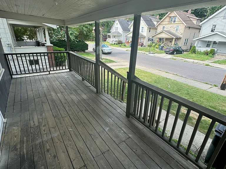 913 Dayton St — Photo 2