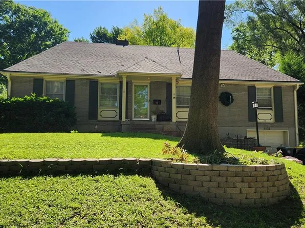 4925 NE Sherwood Dr, Kansas City, MO 64119