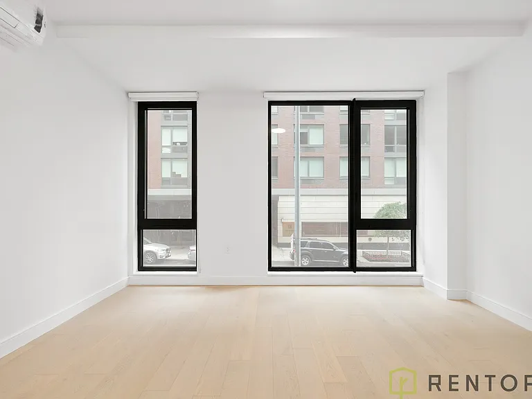 555 W 45th St #2B — Photo 7