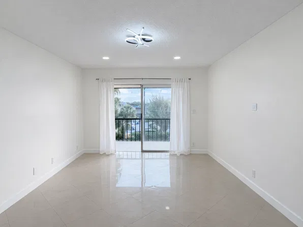 460 NW 20th St APT 310, Boca Raton, FL 33431