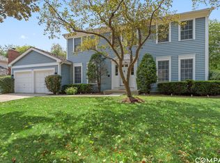 1525 Old Barn Cir, Libertyville, IL 60048