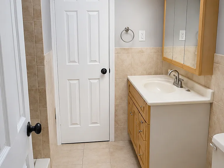Full bathroom second floor