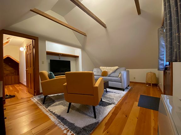 Livingroom with vaulter ceiling and beams