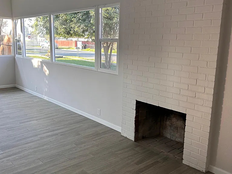 526 Auburn St — Photo 5