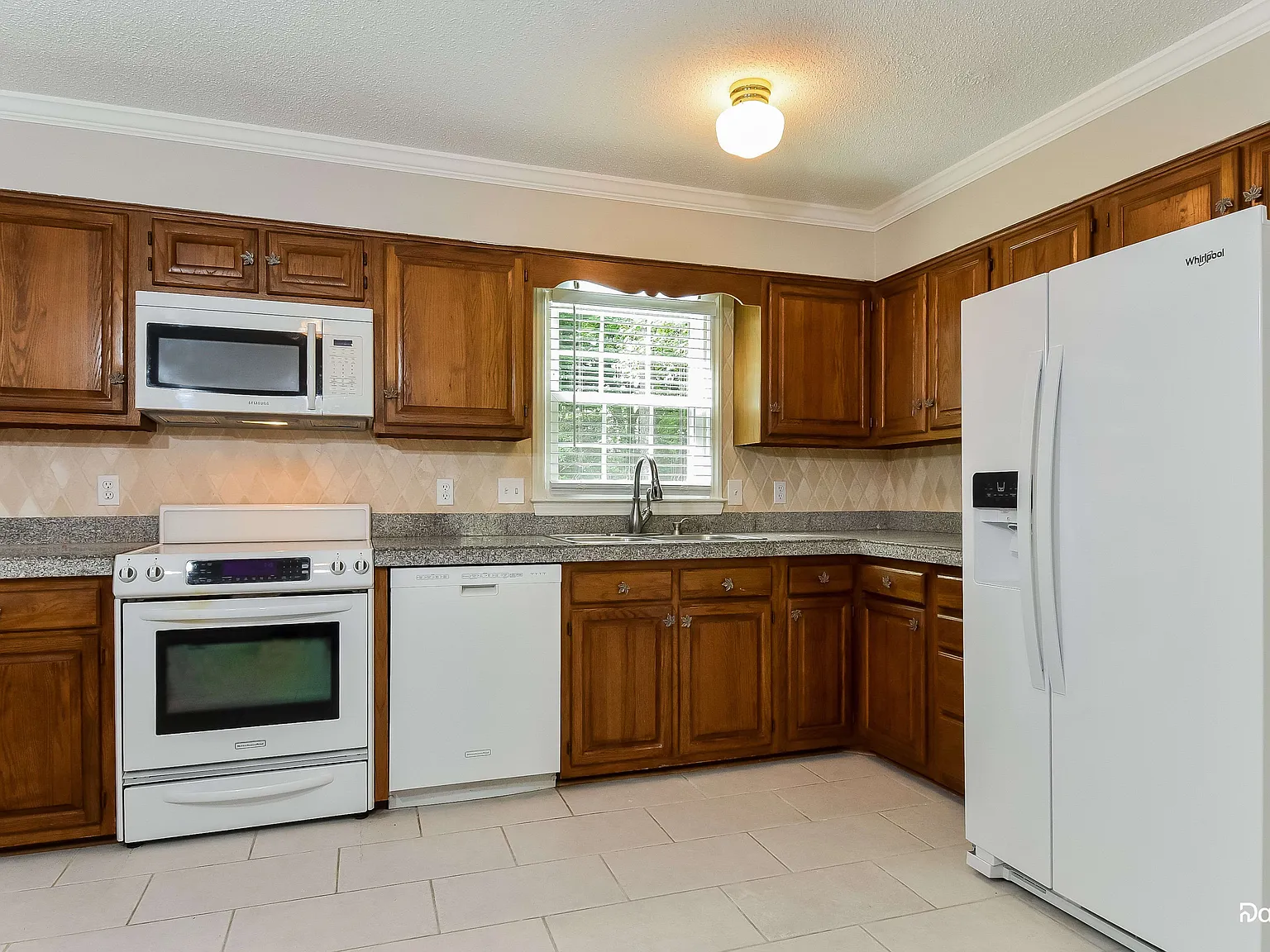 3 bed, 2.5 bath, 1992 sqft, $2,015 — Photo 3