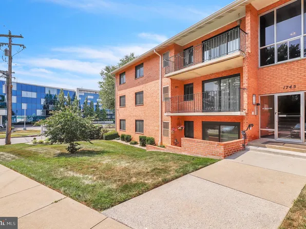 1745 Edgewood Hill Cir APT 102, Hagerstown, MD 21740