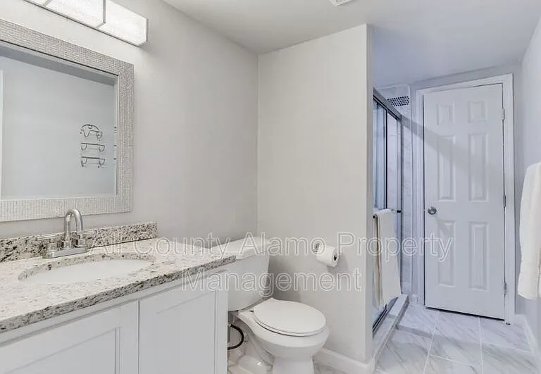 1031 W Gramercy Pl — Photo 17
