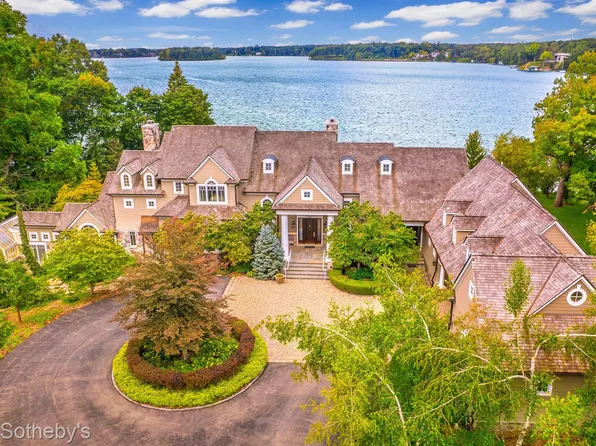 214 Gallogly Rd, Lake Angelus, MI 48326