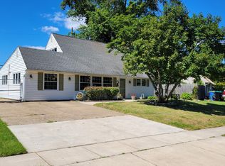 331 Indian Creek Dr, Levittown, PA 19057