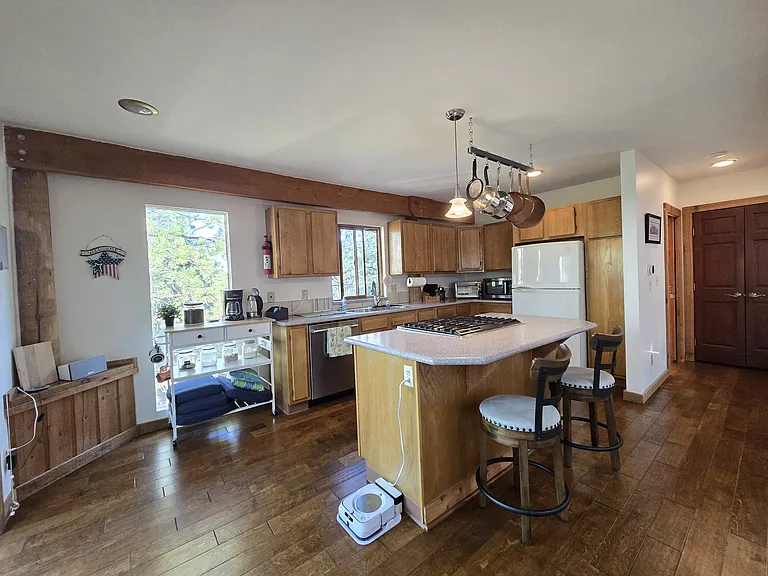 1060 Kings Crown Rd — Photo 8