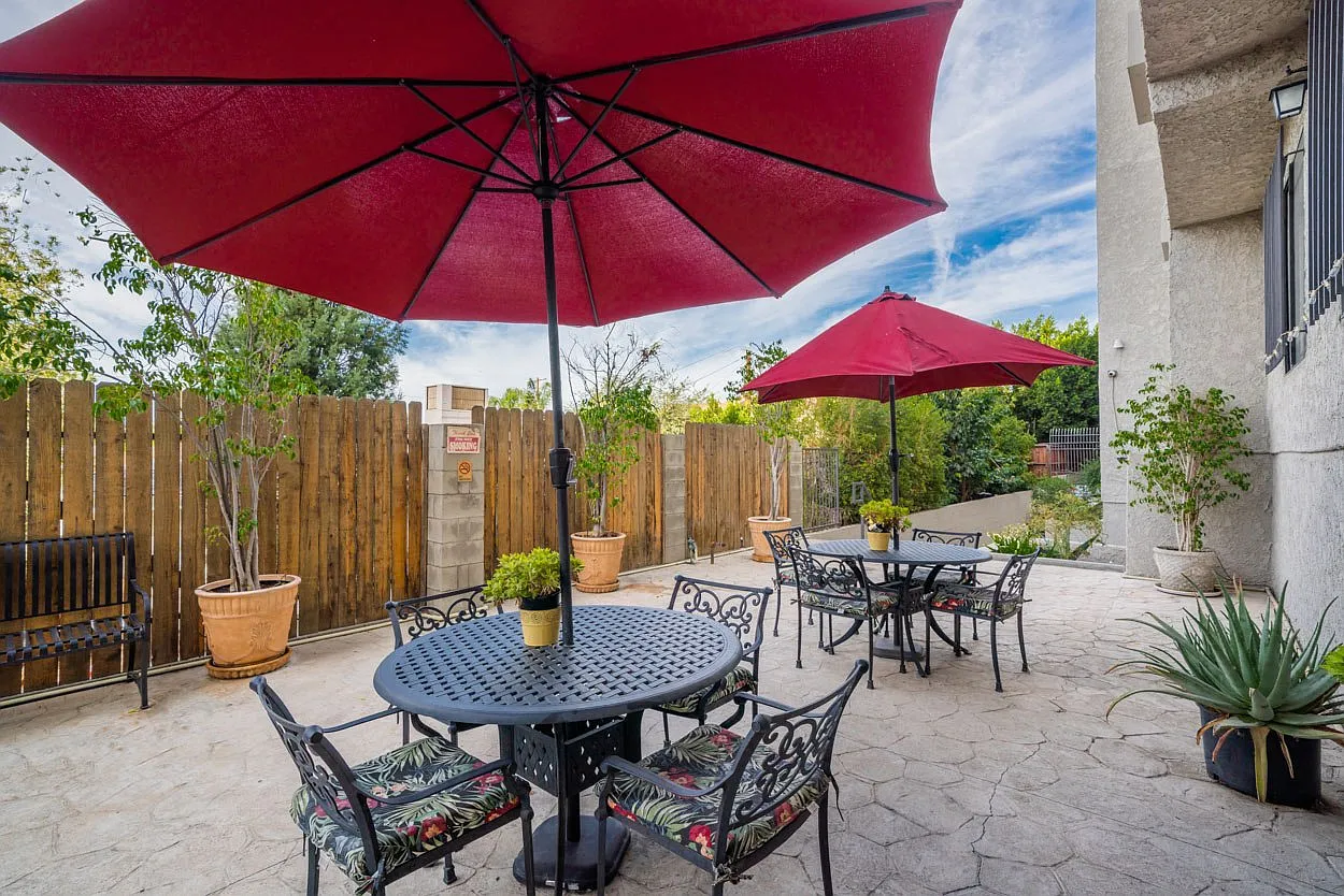 Chateau Regent Apartments — Photo 2