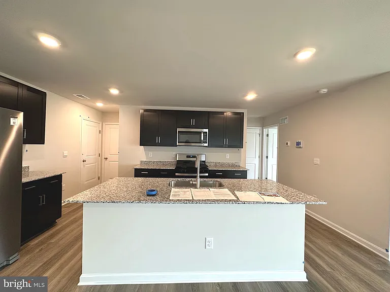 124 Charing Cross Dr — Photo 3