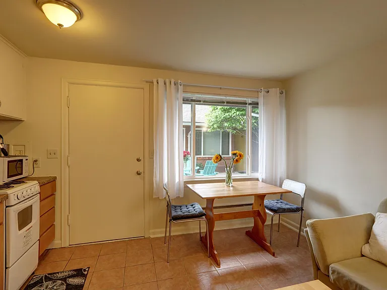 2800 NE 55th St #9 — Photo 3