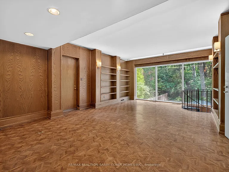 21 Tudor Gate — Photo 25