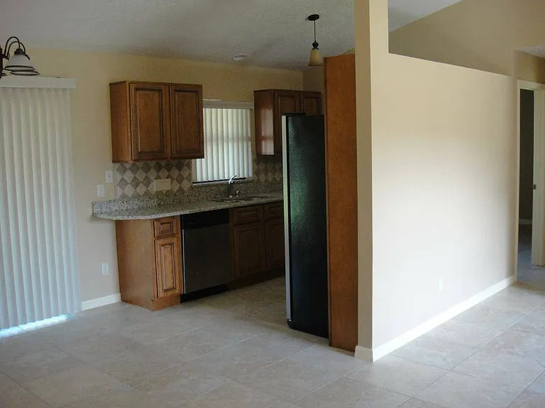 1940 Trevino Cir — Photo 2