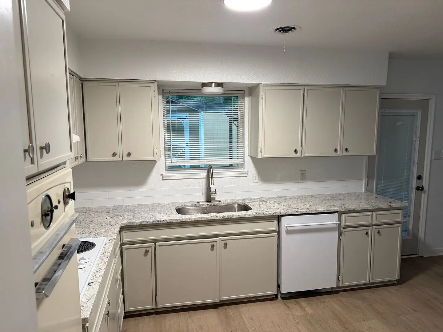 Move In Special $1000 Off 1st Full Months Rent — Photo 3