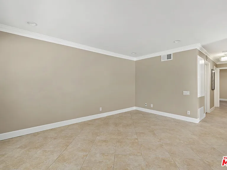 1685 E Avenida De Las Flores — Photo 14