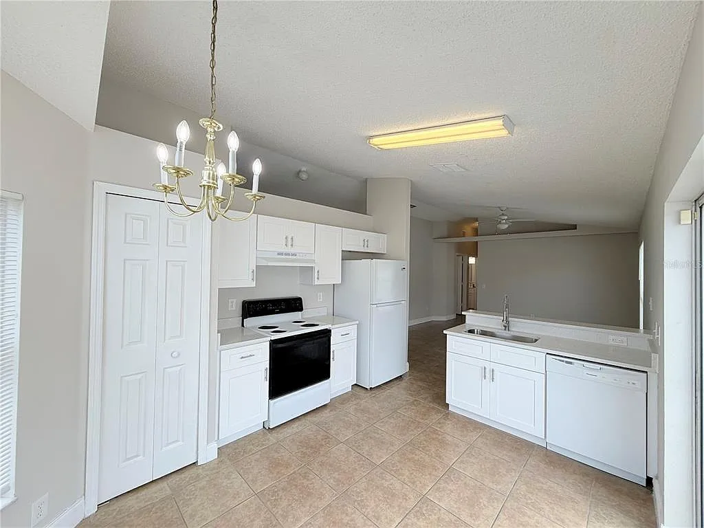 3 bed, 2.0 bath, 1099 sqft, $1,895 — Photo 3
