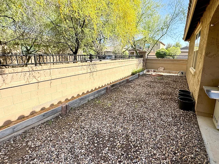 233 N Crosscreek Dr — Photo 15