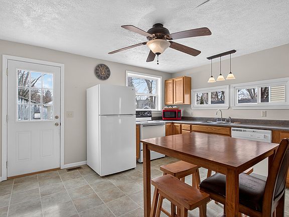 3rd image of 330 Grand St