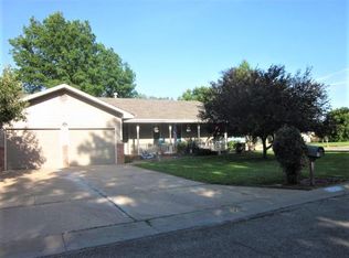 625 Beechwood Rd, Salina, KS 67401